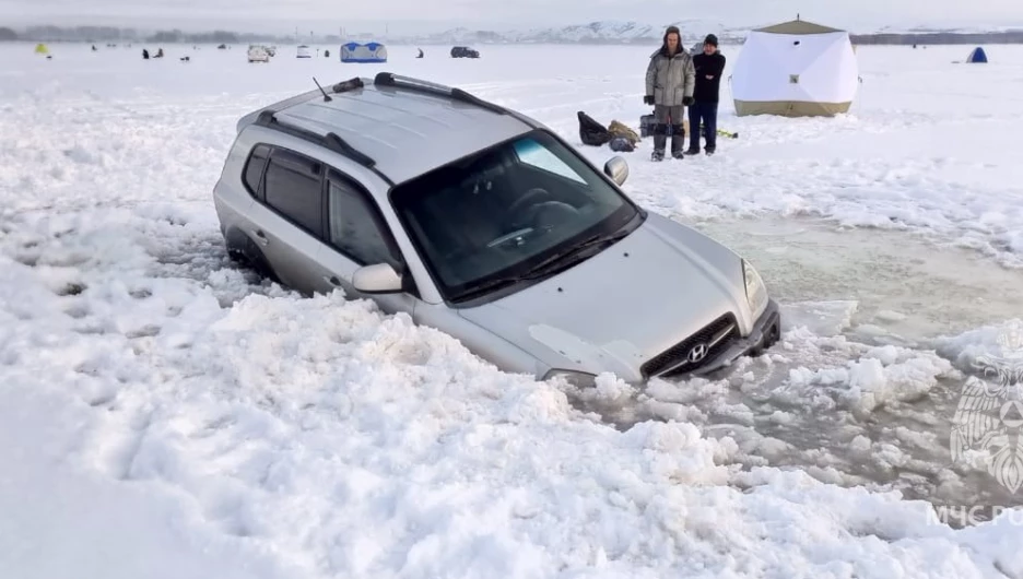Два автомобиля наполовину провалились под лед на алтайском водохранилище