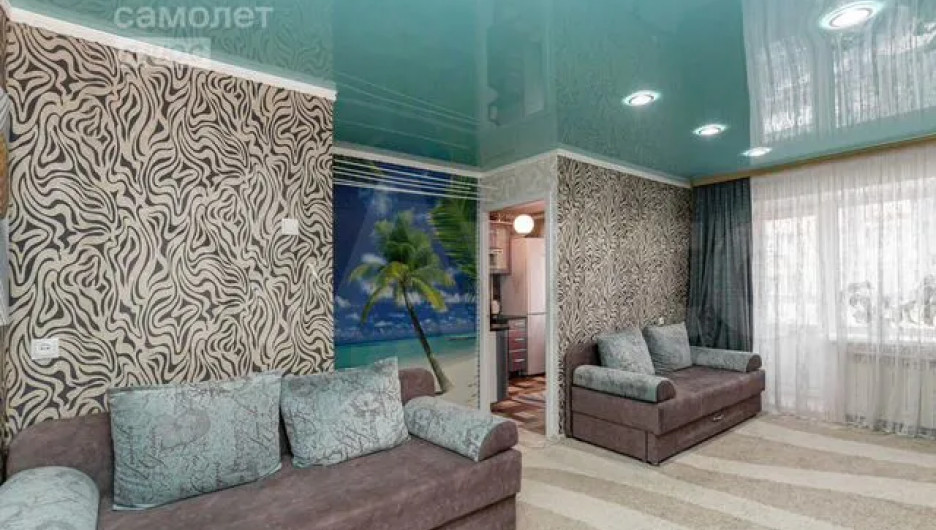 Трехкомнатную квартиру с пальмой посреди комнаты продают за 5,8 млн рублей.