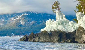 Волны создали необычные ледяные скульптуры на Телецком озере.