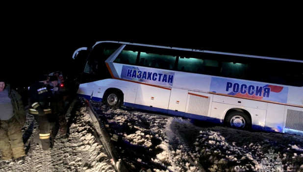 В Алтайском крае рейсовый автобус съехал с трассы. 