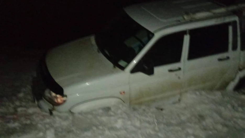 В Алтайском крае пожарные спасли замерзающего в машине мужчину