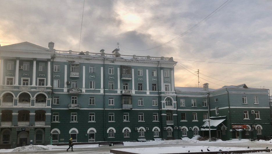 Мэрия Барнаула дошла до Москвы, чтобы добиться ремонта фасада знаковой «сталинки»