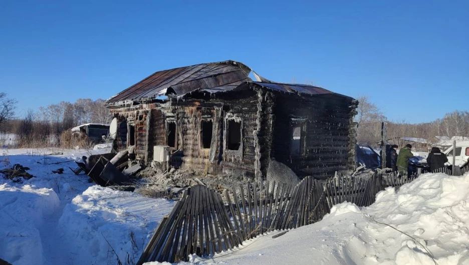 В Сибири мать и двое детей погибли при пожаре 