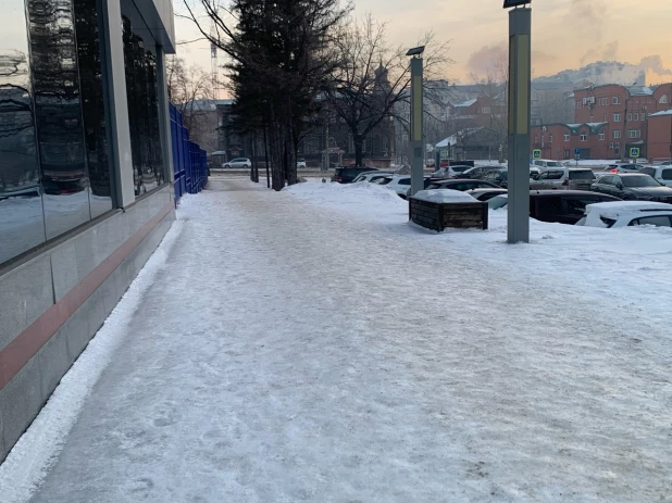 Гололедица в центре Барнаула. 