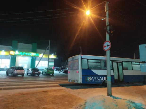 Жители Барнаула возмущены поведением водителей общественного транспорта. 