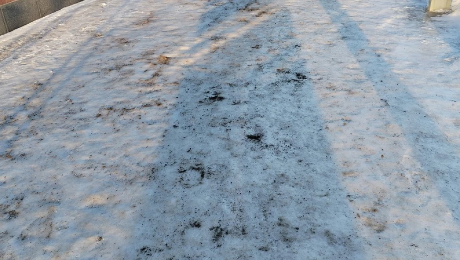 После публикации altapress.ru опасный участок тротуара в Барнауле посыпали песком