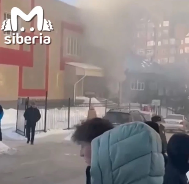 В Сибири загорелась школа. 