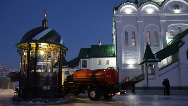 Росводоканал Барнаул провел промывку купели в Храме Иоанна Богослова и организовал подвоз чистой воды.