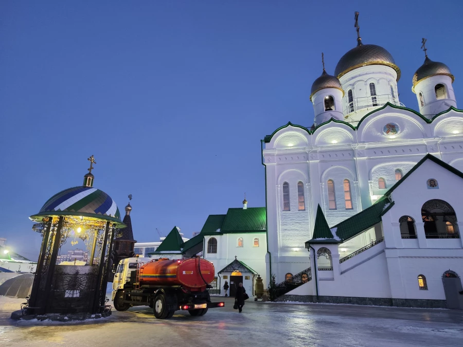 Росводоканал Барнаул провел промывку купели в Храме Иоанна Богослова и организовал подвоз чистой воды.
