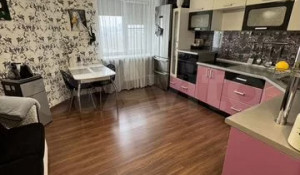 Двухэтажную квартиру с розовой кухней продают в Барнауле за 5,2 млн рублей. 