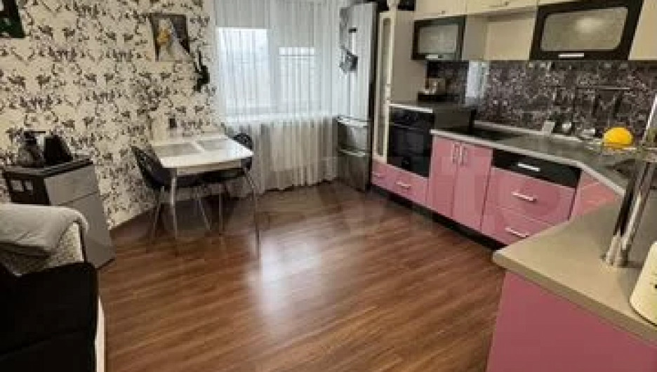Двухэтажную квартиру с розовой кухней продают в Барнауле за 5,2 млн рублей. 