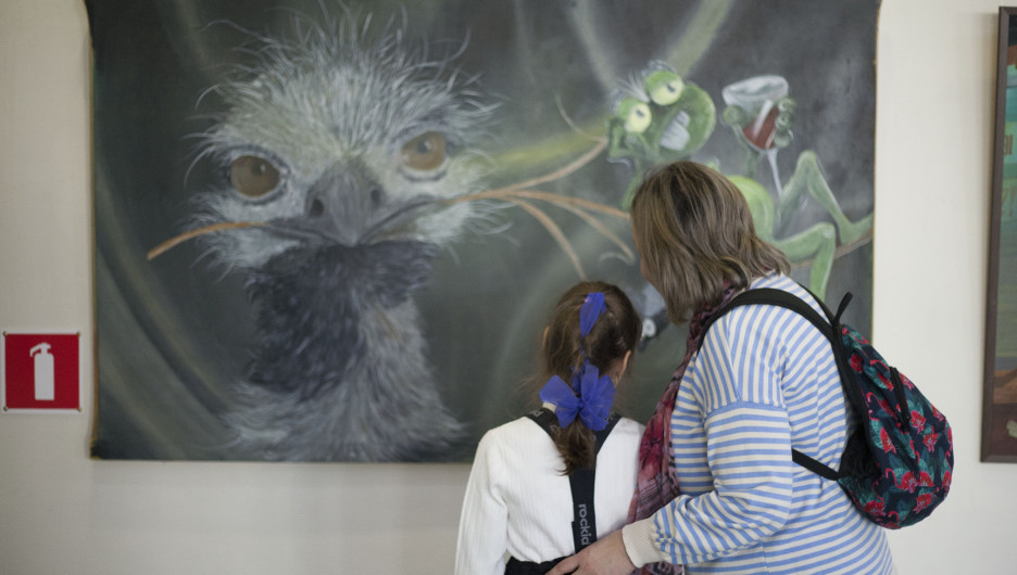 Лягушка «на чилле»‎, шторка на стене. Как в Барнауле открыли выставку молодежного искусства