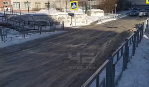 Жители Барнаула заметили ужасный разъезд для машин около школы. 