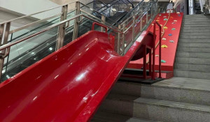 Горку вместо лестницы установили в столичном метро. 