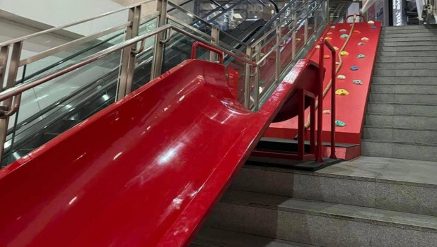 Горку вместо лестницы установили в столичном метро. 