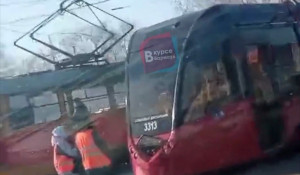 В Барнауле у нового трамвая отпала "стрела". 