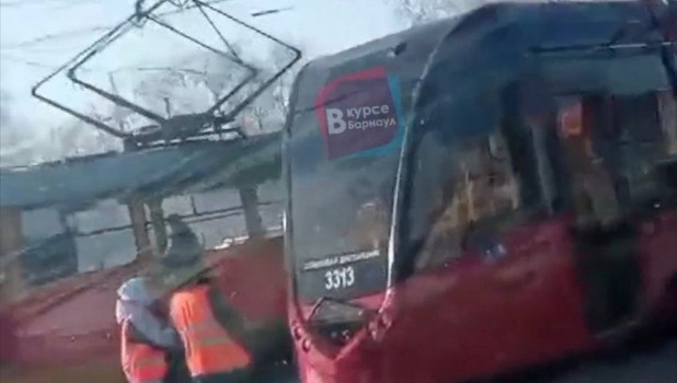 В Барнауле у нового трамвая отпала "стрела". 