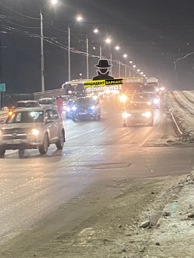 В Барнауле случилось ДТП на мосту.