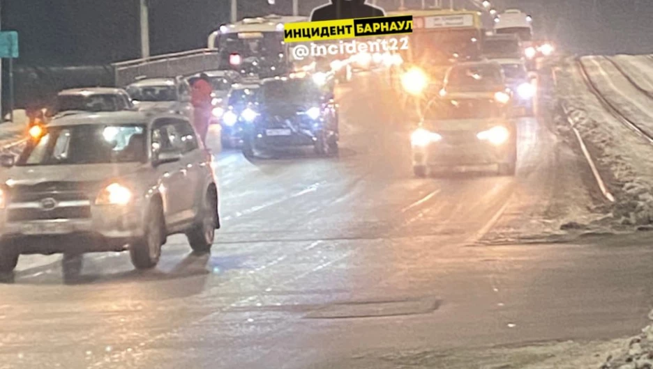 В Барнауле произошло ДТП на мосту на Новом рынке 