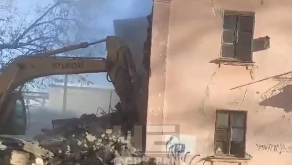 В Барнауле начали сносить дом, который стоял на очереди полгода