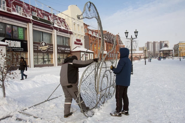 Как разбирают городок на Мало-Тобольской. 