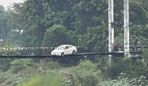 Автомобиль застрял на пешеходном мосту.