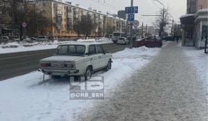 Припаркованный автомобиль. 