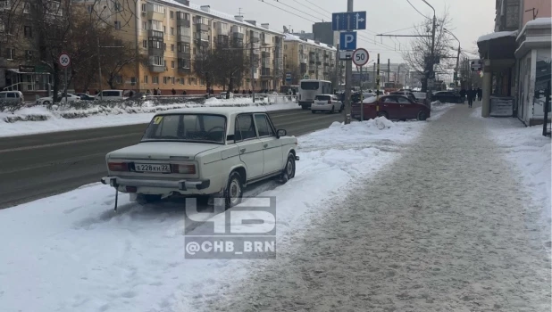 Припаркованный автомобиль. 