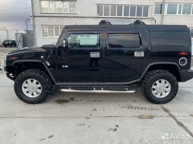 Hummer H2. 