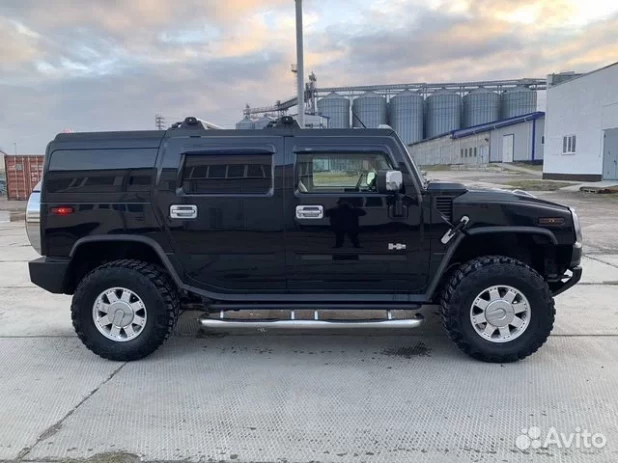 Hummer H2. 