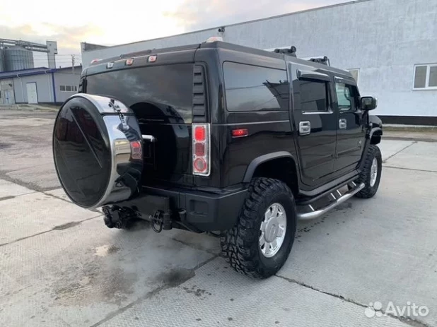 Hummer H2. 