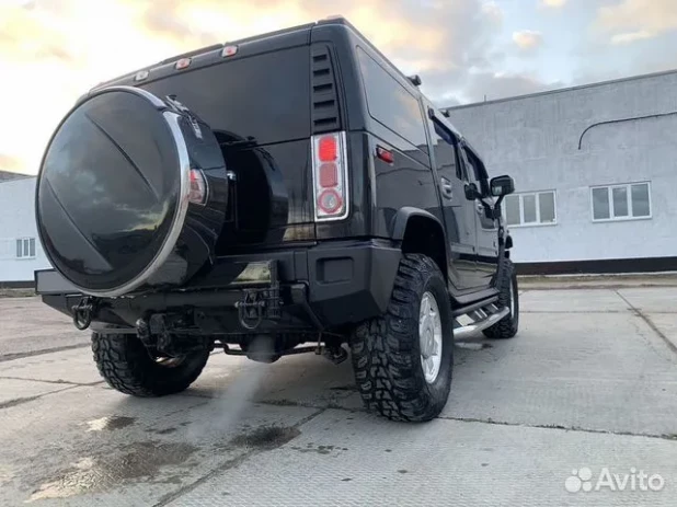 Hummer H2. 