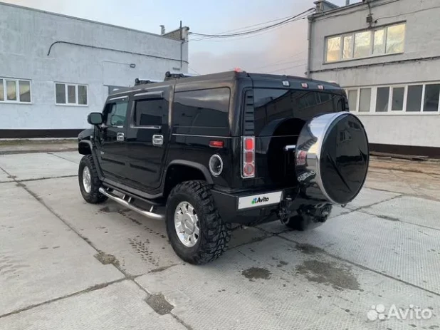 Hummer H2. 