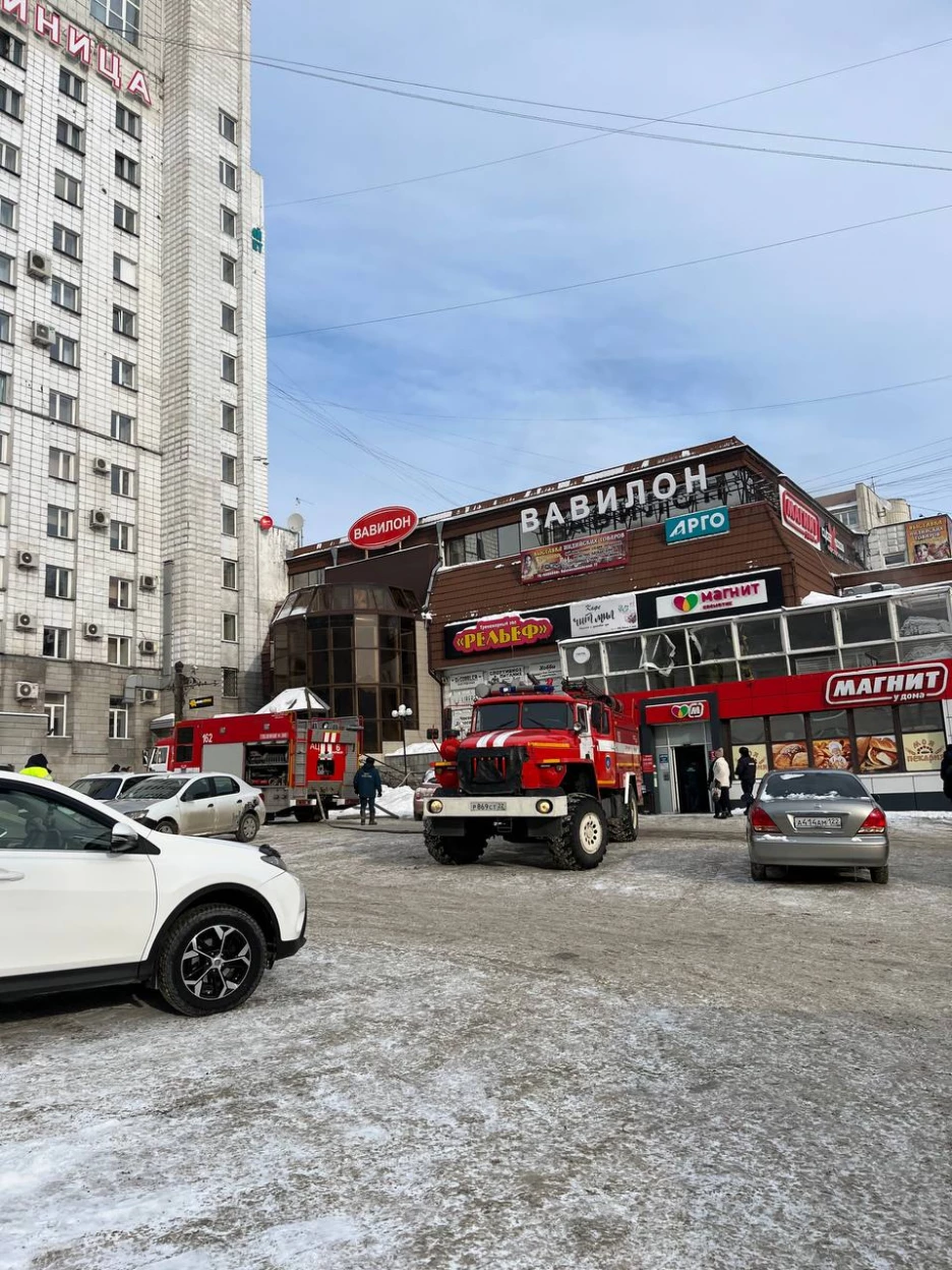 В центре Барнаула в торговом центре произошел пожар