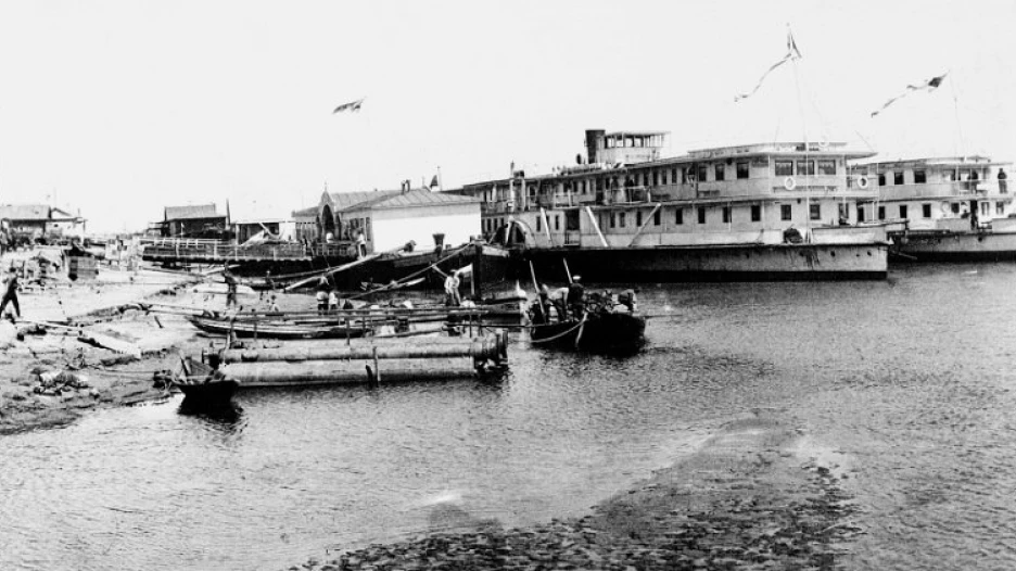 Деревянный речной вокзал у Оби.