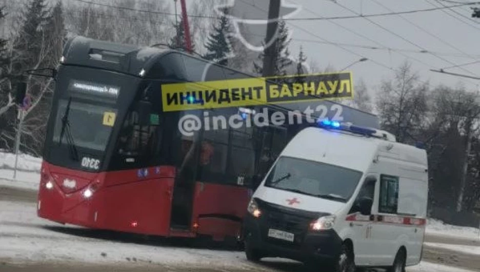 Движение трамваев встало в центре Барнаула