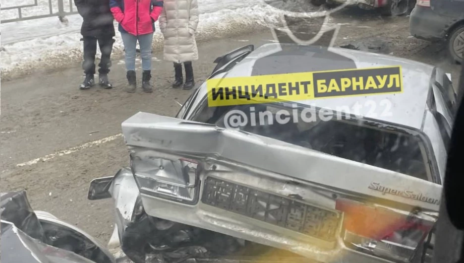 Жесткая автомобильная авария произошла на ул. Попова в Барнауле