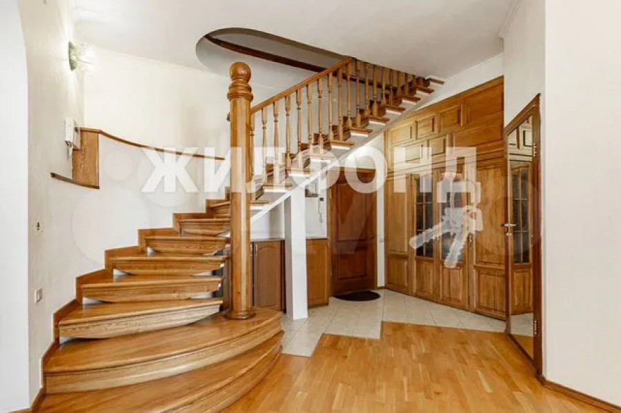 Двухэтажную трешку с камином продают в Барнауле за 18,5 млн рублей. 
