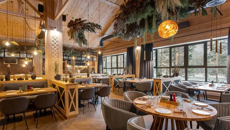 Новый ресторан на Алтае «Лес и река», расположенный на территории туристического комплекса Grand Chalet Altay 5* (Гранд Шале Алтай 5*), покорил посетителей необычной концепцией.