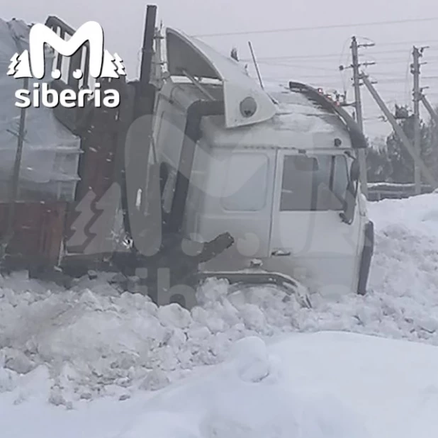 Фура застряла в снегу.