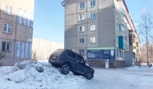 Автомобиль припарковали на снежной горе. 