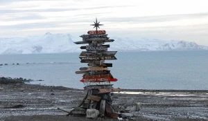 таблички с указателями возле храма Святой троицы в Антарктиде.