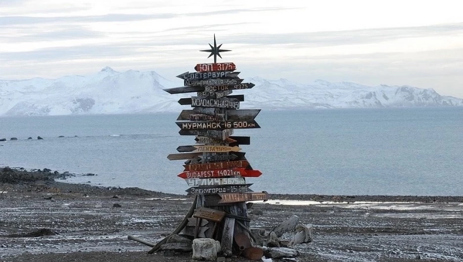 таблички с указателями возле храма Святой троицы в Антарктиде.