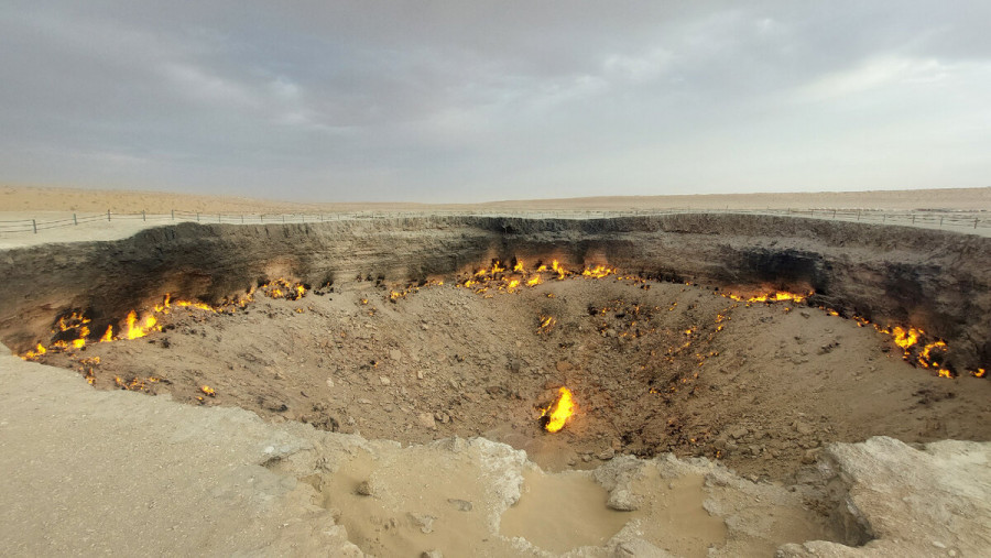 Дарваза, кратер в Каракумах, Туркменистан.