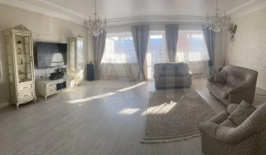 Пятикомнатную квартиру в белых тонах продают в Барнауле за 44,5 млн рублей.