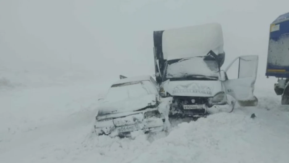 В Алтайском крае столкнулись шесть автомобилей из-за непогоды