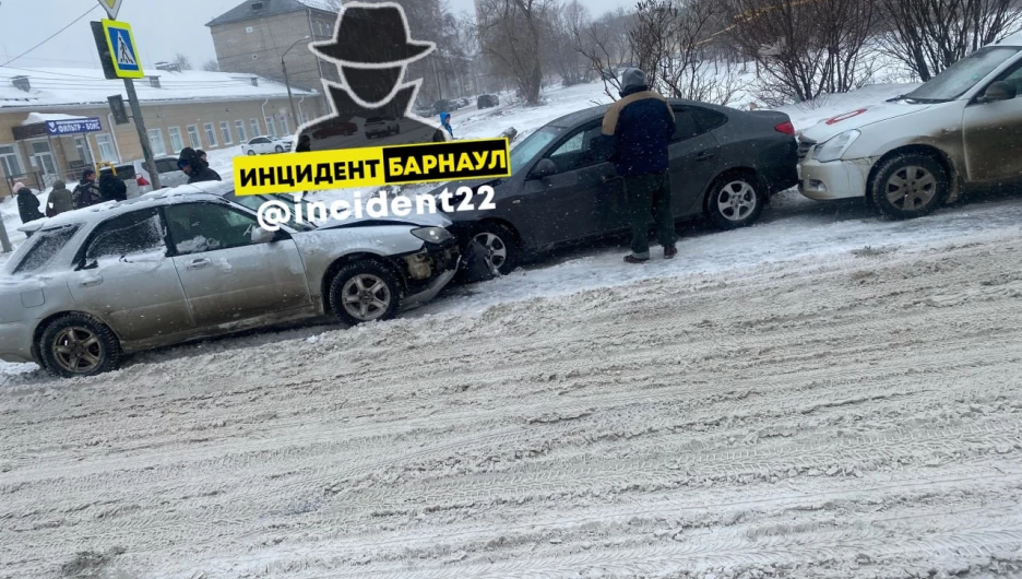 В Барнауле 10-летний мальчик угнал машину и устроил массовое ДТП
