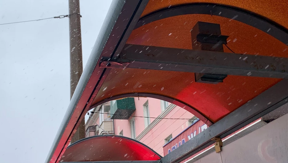 Из-за сильного ветра в Барнауле снесло крышу у остановки