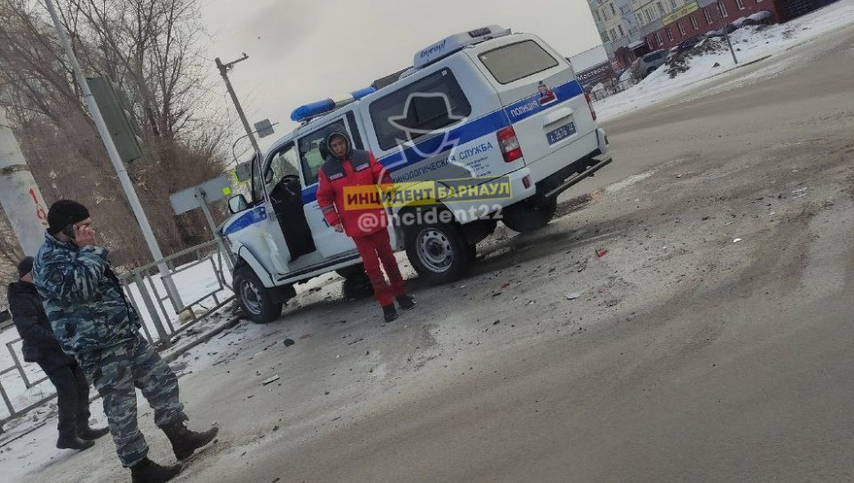 В Барнауле произошла авария с участием полиции. 