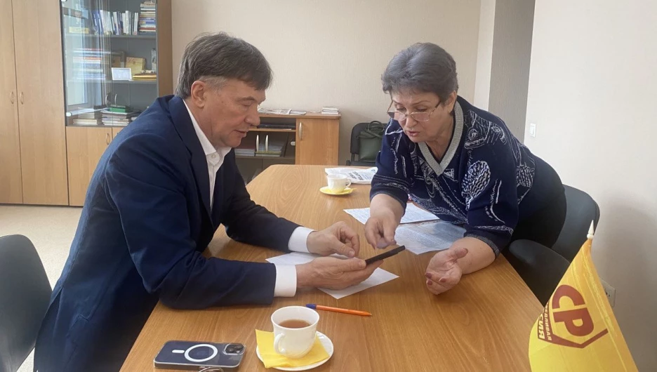 Жители Алтайского края на личном приеме у депутата Госдумы Александра Терентьева.